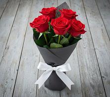 Букет 5 Красных роз Эдлесс Лав в Иноземка